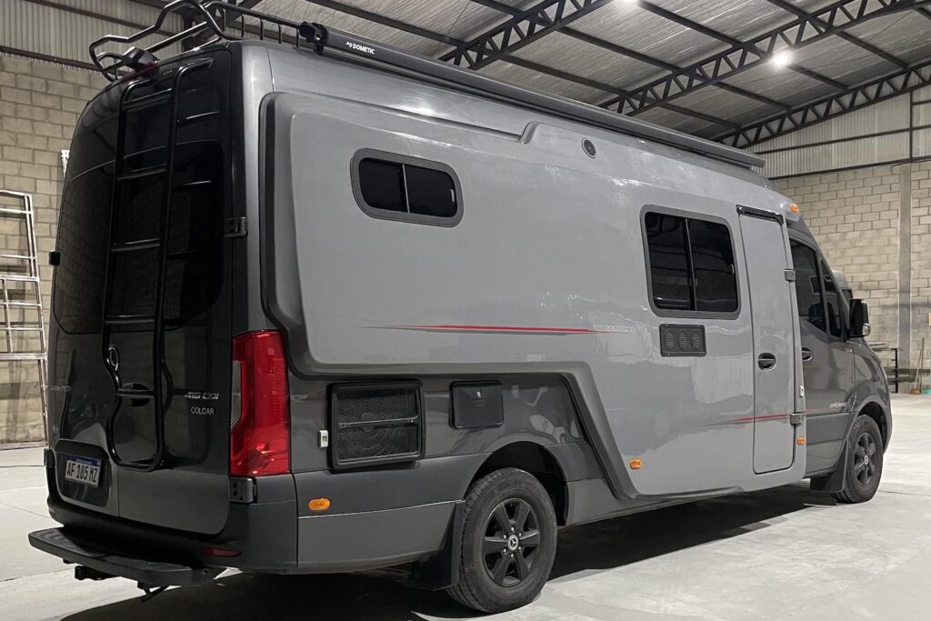 Mercedes Sprinter z poszerzaną zabudową z Argentyny