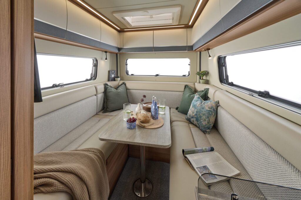 Auto-Trail V-Line Sport 610 – kompaktowy van z dużym salonem