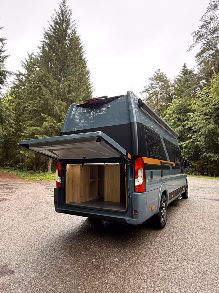 Globe-Traveller Voyager Z 2026 – van dla 4 osób z nietypowym garażem