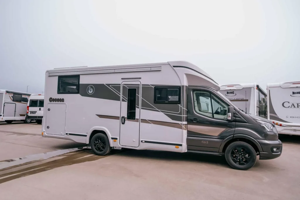 Benimar Cocoon 463 Black Edition 2026 – przestronna półintegra dla rodziny